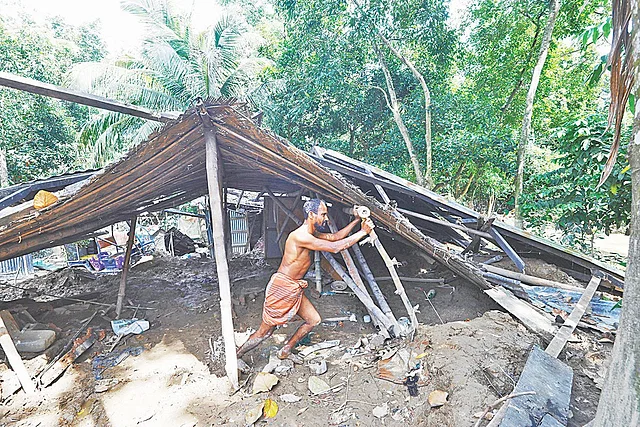 বেঁচে থাকার নতুন সংগ্রামে বন্যাদুর্গত মানুষেরা
